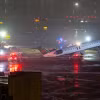 Chiếc máy bay Air Canada Express bị hư hỏng nặng với phần mũi bị gãy tại sân bay LaGuardia. (Nguồn: The New York Times)