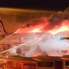 Lực lượng cứu hỏa nỗ lực dập tắt đám cháy bùng phát trên máy bay chở khách của hãng Air Busan tại Sân bay quốc tế Gimhae ngày 28/1. (Ảnh: Yonhap)