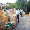 Lực lượng quản lý thị trường tỉnh Tây Ninh kiểm tra kho hàng tại hộ kinh doanh B.N. (ấp Bà Phổ, xã Thủ Thừa, tỉnh Tây Ninh) nghi giả mạo nhãn hiệu, không rõ nguồn gốc. (Ảnh: Minh Phú/TTXVN)