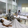 Hiện 3 bệnh nhân nặng đang trong tình trạng hôn mê phải thở máy, còn 3 bệnh nhân nhẹ hơn đang được theo dõi. (Ảnh: Văn Tý/TTXVN)