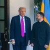 Tổng thống Mỹ Donald Trump (thứ 2, trái) trong cuộc gặp Tổng thống Ukraine Volodymyr Zelensky (phải) tại Nhà Trắng ở Washington, D.C., ngày 17/10/2025. (Ảnh: THX/TTXVN)