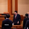 Tổng thống Hàn Quốc Yoon Suk Yeol trình diện tại phiên luận tội ông ở Tòa Hiến pháp tại Seoul, ngày 21/1/2025. (Ảnh: THX/TTXVN)