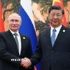 Tổng thống Nga Vladimir Putin (trái) và Chủ tịch Trung Quốc Tập Cận Bình trong cuộc gặp ở Bắc Kinh ngày 18/10/2023. (Ảnh: AFP/TTXVN)
