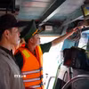Bộ đội Biên phòng tỉnh Đồng Tháp kiểm tra hoạt động của hệ thống giám sát hành trình tàu cá. (Ảnh: Công Trí/TTXVN)