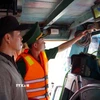 Bộ đội Biên phòng tỉnh Đồng Tháp kiểm tra hoạt động của hệ thống giám sát hành trình tàu cá. (Ảnh: Công Trí/TTXVN)