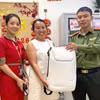 Công an cửa khẩu Cảng hàng không quốc tế Đà Nẵng trao trả lại tài sản bỏ quên cho người đại diện của du khách Ấn Độ. (Ảnh Công an cung cấp)
