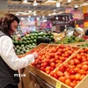 Khách hàng chọn cà chua trong siêu thị Walmart tại thủ đô Mexico City, Mexico. (Ảnh: Phi Hùng/TTXVN)