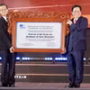 Bí thư Tỉnh ủy An Giang Lê Hồng Quang (trái) thay mặt lãnh đạo tỉnh đón nhận Bằng UNESCO ghi danh “Lễ hội Vía Bà Chúa Xứ Núi Sam” vào danh sách Di sản Văn hóa phi vật thể đại diện của nhân loại. (Ảnh: Thanh Sang/TTXVN)