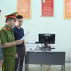 Tống đạt quyết định khởi tố bị can đối với Trịnh Ngọc Cường và Vi Hồng Sao. (Ảnh: Báo Thanh Hóa)