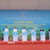 Các đại biểu thực hiện nghi thức nhấn nút khởi công Dự án xây dựng mở rộng đoạn Yên Bái - Lào Cai thuộc tuyến cao tốc Nội Bài - Lào Cai. (Ảnh: Tuấn Khôi/TTXVN)