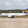 Máy bay của Hãng hàng không Lufthansa tại sân bay Tegel ở Berlin, Đức. (Ảnh: THX/TTXVN)