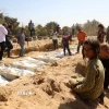 An táng những thi thể người Palestine được phía Israel trao trả tại Deir al-Balah, Gaza ngày 22/10/2025. (Ảnh: THX/TTXVN)