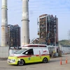 Xe cứu thương chở nạn nhân đi cấp cứu sau vụ sập tháp nhà máy nhiệt điện ở thành phố Ulsan, Hàn Quốc ngày 7/11/2025. (Ảnh: Yonhap/TTXVN)