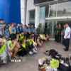 Đồn Biên phòng Cửa khẩu quốc tế Lao Bảo tiếp nhận 56 công dân vi phạm pháp luật tại Lào. (Ảnh: TTXVN phát)