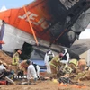 Cảnh sát điều tra tại hiện trường vụ tai nạn máy bay của hãng hàng không Jeju Air ở sân bay quốc tế Muan, Hàn Quốc, ngày 4/1/2025. (Ảnh: Yonhap/TTXVN)