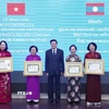Tổng Bí thư, Chủ tịch nước Lào Thongloun Sisoulith trao Huân chương Tự do hạng Nhất của Nhà nước Lào tặng Phó Chủ tịch nước Võ Thị Ánh Xuân và các nguyên Phó Chủ tịch nước Trương Mỹ Hoa, Nguyễn Thị Doan và Đặng Thị Ngọc Thịnh. (Ảnh: Lâm Khánh/TTXVN)
