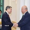 Trưởng Ban Tổ chức Trung ương Lê Minh Hưng tiếp Cố vấn đặc biệt Liên minh Nghị sĩ hữu nghị Nhật - Việt Takebe Tsutomo. (Ảnh: Phương Hoa/TTXVN)