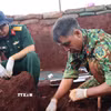 Lực lượng chức năng tìm kiếm, quy tập hài cốt liệt sỹ tại xã Minh Đức, thành phố Đồng Nai. (Ảnh: Đậu Tất Thành/TTXVN)