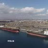 Tàu thuyền neo tại cảng trên đảo Qeshm của Iran trên eo biển Hormuz. (Ảnh: IRNA/TTXVN)