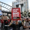 Người dân tham gia biểu tình ở Tel Aviv, Israel, ngày 28/5/2025, yêu cầu giải pháp toàn diện cho vấn đề con tin và ngừng bắn tại Gaza. (Ảnh: THX/TTXVN)