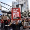Người dân tham gia biểu tình ở Tel Aviv, Israel, ngày 28/5/2025, yêu cầu giải pháp toàn diện cho vấn đề con tin và ngừng bắn tại Gaza. (Ảnh: THX/TTXVN)