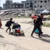 Người dân sơ tán tránh xung đột tại thành phố Gaza ngày 19/3/2025. (Ảnh: THX/TTXVN)