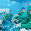 Ekip phẫu thuật nội soi ca viêm ruột thừa cấp tính tại Trung tâm Y tế Quân dân y Côn Đảo ngày 6/9/2025. (Ảnh: TTXVN phát)
