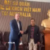 Đại sứ Việt Nam tại Australia Phạm Hùng Tâm (phải) gặp ông Simon White, Chủ tịch Hội đồng Doanh nghiệp Australia – Việt Nam bang Queensland (AVBCQ) tại trụ sở Đại sứ quán Việt Nam ở thủ đô Canberra. (Ảnh: TTXVN phát)