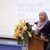Bà Zaimah Osman, Lãnh sự Thương mại MATRADE thông tin xu hướng tiêu dùng của thị trường Hồi giáo tại hội thảo. (Ảnh: Xuân Anh/TTXVN)