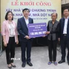 Bà Ngô Thị Sơn (thứ 2 từ phải), khu phố Phù Khê Thượng, phường Phù Khê, thành phố Từ Sơn, tỉnh Bắc Ninh nhận hỗ trợ xây nhà mới từ tỉnh Bắc Ninh. (Ảnh: Thanh Thương/TTXVN)
