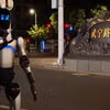 Robot A2 đi bộ trên đường. (Ảnh: AgiBot)