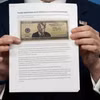 Hình ảnh hiển thị tờ tiền 250 USD có hình Tổng thống Donald Trump. (Ảnh: Getty)