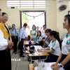 Thứ trưởng Bộ Giáo dục và Đào tạo Lê Tấn Dũng động viên tinh thần học sinh Trường THPT Lưu Văn Liệt ở tỉnh Vĩnh Long. (Ảnh: Lê Thúy Hằng/TTXVN)