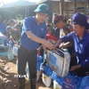 Bí thư Trung ương Đoàn, Chủ tịch Trung ương Hội Liên hiệp Thanh niên Việt Nam Nguyễn Tường Lâm thăm hỏi, tặng quà người dân bị thiên tai xã Huổi Một, tỉnh Sơn La. (Ảnh: TTXVN phát)