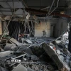 Tòa nhà bị phá hủy sau cuộc không kích của Israel xuống thành phố Gaza ngày 13/4/2025. (Ảnh: THX/TTXVN)