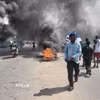 Người biểu tình đốt phá trên phố ở Kinshasa, CHDC Congo ngày 28/1/2025. (Ảnh: THX/TTXVN)
