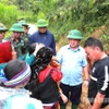 Bí thư Tỉnh ủy Tuyên Quang Hầu A Lềnh động viên, chia sẻ nỗi đau thương mất mát với thân nhân các gia đình có người bị nạn tại thôn Má Lầu A, xã Lũng Cú. (Ảnh: Duy Tuấn/TTXVN phát)