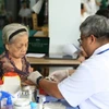 Người cao tuổi tại Viện dưỡng lão Tâm An (Thành phố Hồ Chí Minh) được khám sức khỏe. (Ảnh: Đinh Hằng/TTXVN)