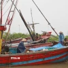 Ngư dân chằng chống, gia cố tàu thuyền để ứng phó với bão tại Trạm Quản lý đường sông cửa Đáy, xã Kim Đông, tỉnh Ninh Bình. (Ảnh: Thùy Dung/TTXVN)
