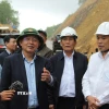 Bí thư Tỉnh ủy Bình Định Hồ Quốc Dũng yêu cầu nhà thầu đẩy nhanh tiến độ dự án. (Ảnh: Sỹ Thắng/TTXVN)