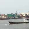 Tàu vào nhận hàng từ cảng biển Cửa Việt. (Ảnh: Nguyên Lý/TTXVN)