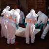 Nhân viên y tế chuyển thi thể bệnh nhân Ebola tại Mongbwalu, tỉnh Ituri, CHDC Congo. (Ảnh: THX/TTXVN)