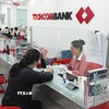 Hoạt động giao dịch tại Techcombank. (Ảnh: TTXVN)
