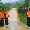 Cán bộ, chiến sỹ Bộ đội Biên phòng Quảng Trị triển khai lực lượng kiểm tra, cảnh báo khu vực ngập lụt, đảm bảo an toàn cho người dân và phương tiện trên địa bàn biên giới. (Ảnh: TTXVN phát)