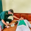 Ngư dân Lê Văn Ngoan được quân y Đồn Biên phòng Trung Bình thăm khám, ổn định sức khỏe ngay sau khi tiếp nhận. (Ảnh: TTXVN phát)