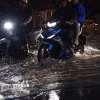 Mưa gây ngập cục bộ trên đường Trần Xuân Soạn, phường Tân Hưng, TP Hồ Chí Minh sau trận mưa lớn. (Ảnh: Hồng Đạt/TTXVN)