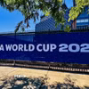 Tấm biển FIFA World Cup trên hàng rào của sân Lincoln Financial Field (Mỹ). (Ảnh: Quang Thịnh/TTXVN)
