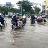 Nhiều phương tiện di chuyển khó khăn do triều cường trên đường Nguyễn Lương Bằng, Thành phố Hồ Chí Minh ngày 6/11. (Ảnh: Hương Giang/TTXVN)