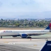 Máy bay của hãng Delta Airlines tại sân bay ở Los Angeles, California, Mỹ. Ảnh: Getty Images/TTXVN)