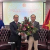 Đại sứ Lào Chatoulong Bouasisavath (trái) và Đại sứ Việt Nam Phạm Hùng Tâm. (Ảnh: TTXVN phát)